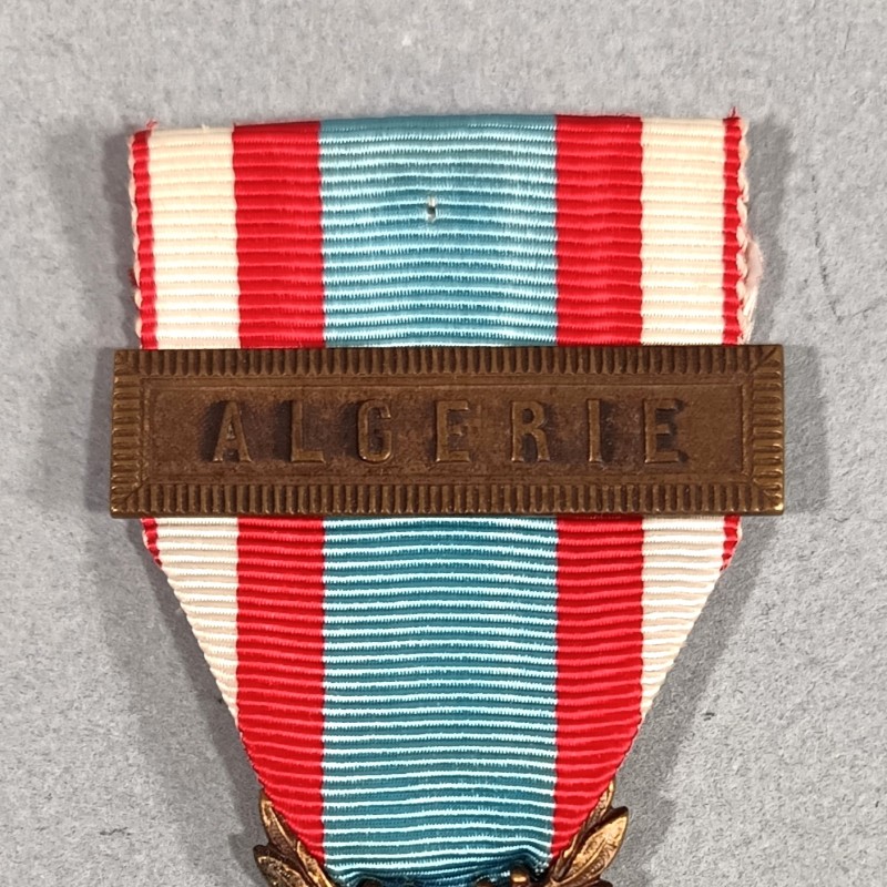 MEDAILLE COMMEMORATIVE D'AFRIQUE DU NORD AVEC BARRETTE ALGERIE PREMIER MODELE FABRICATION ARTHUS BERTRAND